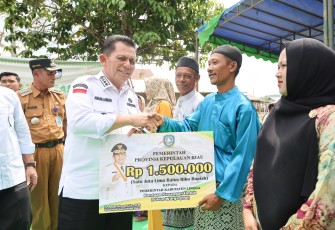Gubernur Ansar Berkunjung ke Pulau Duyung Kabupaten Lingga Terima Bantuan Rp 664,4 Juta