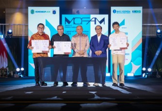 Menteri Koperasi dan UKM (MenKopUKM) Teten Masduki pada acara Jakarta 1st Modest Fashion Month (Mofam) di Lapangan Banteng, Jakarta, Minggu malam (13/10)