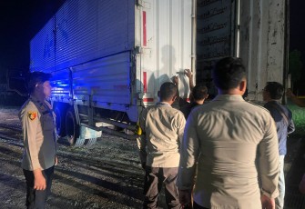 Pengamanan Ketat Atas Kedatangan Serta Penurunan Surat Suara Oleh Polres Oku Timur