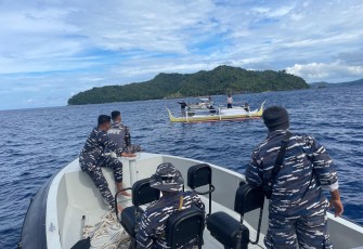 TNI AL dan Timsar Gabungan Laksanakan SAR Korban Kecelakaan Kapal di Sulawesi Utara 