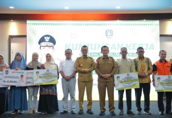 Pj Wali Kota Tanjung Pinang dan Gubernur Kepri Serahkan Bantuan Kemasyarakatan