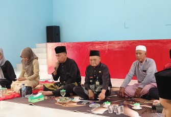 Bupati Natuna Wan Siswandi saat menghadiri syukuran yang di adakan oleh puhak Kecamatan Bunguran Timur Laut, karena sudah tiga kali berturut turut mendapatakan juara umum MTQ dari tahun-tahun sebelumnya. Bertempat di Aula Kantor Camat Bunguran Timur Laut Kabupaten Natuna. Kamis 02/05/2024.
