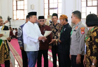 Menteri Nusron saat serahkan sertipikat tanah untuk masyarakat se-Provinsi Banten pada Jumat (20/12/2024). 