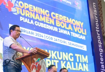 Penjabat Gubernur Jawa Tengah Nana Sudjana saat membuka turnamen voli Piala Gubernur Jateng 2024, Sabtu (3/2/2024). 
