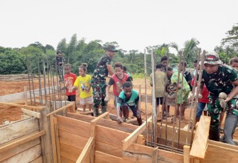 Satgas Pamtas Statis RI-PNG Yonif 111/KB saat Karya Bakti