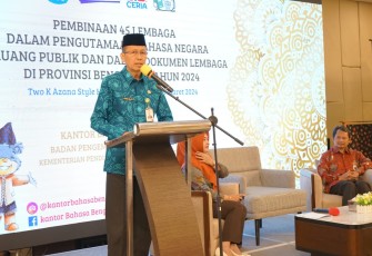 Sekretaris Daerah Provinsi Bengkulu Isnan Fajri saat membuka Kegiatan Pembinaan 45 Lembaga dalam Pengutamaan Bahasa Negara di Ruang Publik dan dalam Dokumen Lembaga di Provinsi Bengkulu Tahun 2024