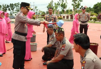 Setelah diresmikan penggunaan pangkat selanjutnya dilakukan tradisi dengan melakukan penyiraman air kembang dengan harapan agar pangkat baru yang terpasang mendapat ridho dari Allah SWT Tuhan Yang Maha Esa sehingga dapat menjalan tugas sesuai dengan fungsinya.