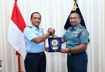  Danlanud Sam Ratulangi Marsma TNI Ramot C.P. Sinaga, S.E., M.Han., menerima kunjungan Dansatdik 4 Kodiklatal Kolonel Marinir Hendy Dwi Bayu Ardiyanto di Ruang Kerja Danlanud Sam Ratulangi, Sulawesi Utara, Rabu (31/1/2024)