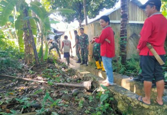 Atasi dampak Banjir dan penyebaran penyakit, Koramil 1002-01/Batang Alai Selatan melaksanakan karya bakti pembersihan lingkungan