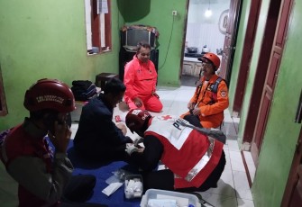 BPBD bersama, Dinsos, dan PMI memberikan bantuan logistik ke titik-titik pengungsi dan mendirikan pos Kesehatan. 