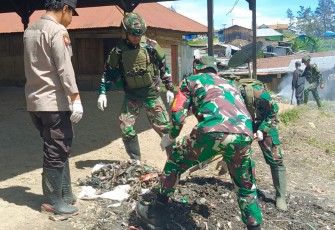 Prajurit Pos Sinak Satgas Pamtas RI-PNG Mobile Yonif 323/BP Kostrad Pimpinan Letda Inf Aflah menunjukkan Sinergitas TNI-POLRI dengan Personel Koramil Sinak, Polres Sinak dan masyarakat sekitar bersama-sama melaksanakan kegiatan pembersihan Pasar Sinak, Kp Gigobak, Distrik Sinak, Kab Puncak, Senin (11/03/2024)