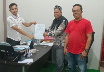 Calon anggota legislatif (caleg) DPRK Aceh Timur dapil 3, resmi mrlaporkan Panitia Pemilihan Kecamatan (PPK) Kecamatan Peunaron ke Badan Pengawas Pemilu (Bawaslu) setempat terkait dugaan penggelembungan suara