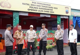 Pj Bupati Karanganyar Timotius Suryadi (kedua dari kiri) saat meninjau pos pengamanan Natal dan Tahun Baru, di area Terminal Tawangmangu, Rabu (25/12/2024).