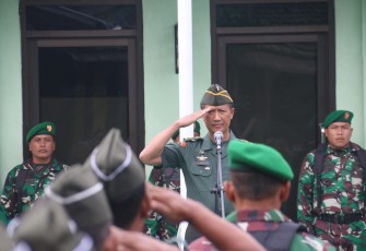 Pabung Kodim Madiun Mayor Inf Timbul Moedjihartoyo saat Pimpin Upacara Bendera