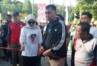Peserta Gerak Jalan Santai Dilepaskan Oleh Bupati Natuna