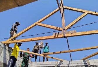Babinsa Kaibon Bantu Warga Renovasi Mushola