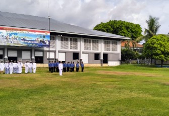 Komandan PangkalanTNI AL (Danlanal) Kolonel Laut (KH/W) Rinanda Sintasari., S. Sos., M. Tr. A.P bertindak sebagai Inspektur Upacara Hari Dharma Samudra tahun 2024 bertempat di Lapangan Apel Mako Lanal Malang Jl. Yos Sudarso Kel. Kasin Kec. Klojen Malang, Senin (15/01/2024)