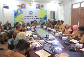 Wakil Bupati Bintan Ahdi Muqsith memimpin Rapat Evaluasi Percepatan Penurunan Stunting 2024, Selasa (13/02) di Ruang Rapat Bawah Bapelitbang Bintan