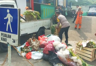 Koramil 03/Pasar Rebo Karya Bakti Bersihkan Sampah
