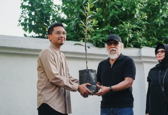 KGPAA Mangkoenagoro X atau Gusti Bhre bersama Iwan Fals menanam pohon sawo kecik di sisi timur Pura Mangkunegaran, Solo