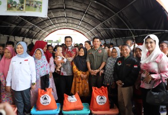Kepala Badan Nasional Penanggulangan Bencana (BNPB) Letjen TNI Suharyanto S.Sos., M.M mengunjungi pos pengungsian di Kecamatan Tilango, Kabupaten  Gorontalo pada Selasa (16/7)