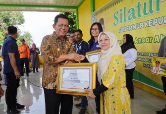 Gubernur Ansar saat Serahkan Bantuan
