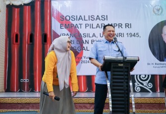 Ketua MPR RI sekaligus Wakil Ketua Umum Partai Golkar dan Ketua Umum Ikatan Motor Indonesia (IMI) Bambang Soesatyo saat Sosialisasi Empat Pilar MPR RI hari ke-8 dalam kunjungannya ke Dapil-7 Jawa Tengah bersama Ikatan Motor Indonesia (IMI) Banjarnegara Jawa Tengah, Kamis (25/1/24) 