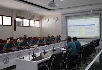 Komandan Pangkalan Utama TNI AL (Danlantamal) V Brigjen TNI Marinir Joni Sulistiawan, S. H., M. Han., diwakili oleh Wadan Lantamal V Kolonel Marinir Baedhowi Oktafidia memimpin langsung rapat Proses Pembangunan Zona Integritas (ZI) dan Reformasi Birokrasi (RB) yang berlangsung di Ruang Rapat Mako Lantamal V, Perak Surabaya, Kamis (25/01/2024)