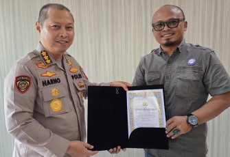 Karo SDM Polda Bengkulu Kombes Pol Sih Harno saat memberikan piagam penghargaan kepada Ketua Serikat Media Siber Indonesia (SMSI) Provinsi Bengkulu, Wibowo Susilo di Mapolda Bengkulu, Senin (21/10/2024).