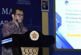 Wakil Menteri Komunikasi dan Informatika Nezar Patria dalam Pembekalan Calon Wisudawan Program Pascasarjana Universitas Gadjah Mada di Kampus UGM Yogyakarta, Selasa (23/01/2024).