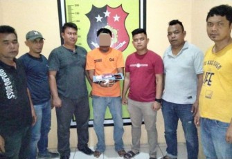 Tersangka dan barang bukti saat diamankan Tim Unit Reskrim Polsek Padang Bolak untuk pemeriksaan lebih lanjut