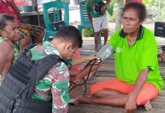 Satgas Yonif 122/TS Rutin Cek Kesehatan Masyarakat di Kampung Binaan