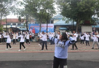 Komandan Kodim 0807 Tulungagung Letkol Czi Nooris Agus Rinanto, S.I.P dan Ketua Persit Cabang XXI Kodim 0807 Ny. Irma Nooris Agus Rinanto mengikuti acara senam zumba massal bersama Pj Bupati Tulungagung di halaman Kantor Bupati Tulungagung, Jumat (01/03/2024)