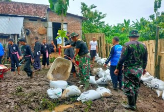  TNI-Polri dan Badan Penanggulangan Bencana Daerah (BPBD) Kota Madiun bersama masyarakat Kelurahan Pilangbango, Kecamatan Kartoharjo, Kota Madiun, melakukan kerja bakti membuat tanggul darurat yang rusak akibat banjir, dengan menggunakan ratusan karung berisi pasir sebagai upaya penanganan darurat