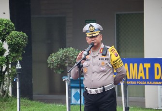 Dirlantas Polda Kalteng Kombes Pol R.S. Handoyo, S.I.K., M.Si., saat memimpin langsung pelaksanaan apel pagi yang diikuti oleh seluruh personel Ditlantas, Senin (5/2/2024) pagi.