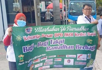 DPD IWOI Kediri Raya Bagikan Ratusan Takjil Gratis