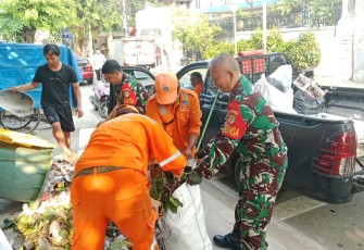 Babinsa Koramil Matraman Bersama PPSU dan Warga Bersihkan Lingkungan RW 12 Utan Kayu Selatan