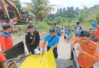 BPBD Kabupaten Padang Pariaman, Sumatera Barat bersama tim SAR gabungan melakukan  evakuasi warga yang tertimbun material longsor pada Jumat (16/8)