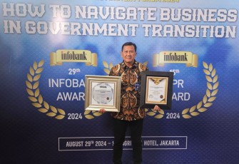 Direktur Utama PT BPR Bank Daerah Karanganyar (Perseroda) Haryono, saat menerima penghargaan Platinum Award dalam ajang "15th Infobank BPR Award 2024" di SangriLa Hotel Jakarta, Kamis (29/8/2024).
