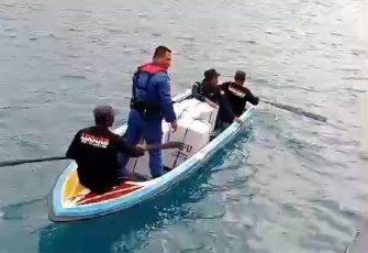 Sebanyak 6 Personel Polri dan 3 personel TNI melakukan pengawalan logistik Pemilu 2024 untuk 3 desa terluar yang ada si kecamatan Tambelan Kabupaten Bintan