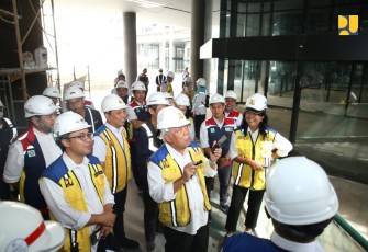 Menteri PUPR Basuki Hadimuljono didampingi Direktur Jenderal Cipta Karya Diana Kusumastuti dan Wakil Rektor UGM Arief Setiawan Budi Nugroho saat meninjau progres pelaksanaan pembangunan, Rabu (31/01/2024).