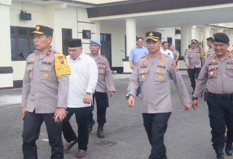 Kapolres Tapsel, AKBP Yasir Ahmadi, dan Ketua DPRD Tapsel, Abdul Basith Dalimunthe, saat mendampingi Waka Polda Sumut, Brigjen Pol Rony Samtana, mengecek dan meninjau Mako Polres Tapsel di Sipirok