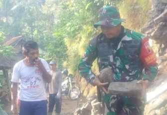 Serda Dhicky penuh semangat membersihkan longsoran tanah yang telah merugikan lingkungan 