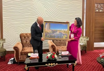 MenKopUKM Teten Masduki saat melakukan audiensi dengan Province Chairman of PPC, Ms. Hyim Kdoh, Dal Lak Province, mengatakan Indonesia dan Vietnam memiliki peranan penting di dalam sektor agrikultur dan akuakultur di ASEAN. 