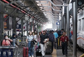 Penumpang kereta api tampak mulai memadati stasiun di Semarang menjelang libur panjang Kenaikan Yesus Kristus