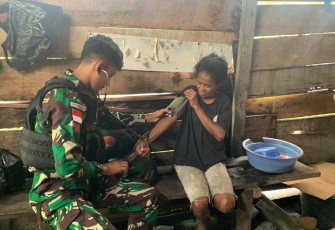 Satgas Yonif 122/TS yang berada di bawah K olaopsrem 172/PWY, Pos KM 76 dari rumah ke rumah memberikan Pelayanan Kesehatan gratis kepada masyarakat di Kampung binaan Pos, guna meningkatkan Kesehatan masyarakat di Wilayah Perbatasan, Distrik Manem, Kab. Keerom, Papua, Selasa (16/12/2023)
