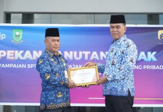 Bupati Natuna, Wan Siswandi ketika menjadi inspektur upacara dalam rangka memperingati apel 17 hari bulan. 