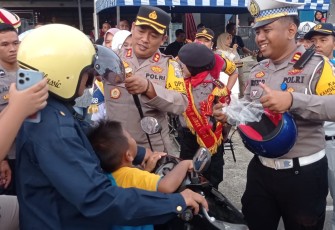 Aksi bagi-bagi Takjil dan Helem oleh Anggota Satlantas Polres Pasaman Barat kepada pengendara yang tertib berlalu lintas Hari kedua Bualan Suci Ramadhan pelaksanaan Operasi Keselamatan di laksanakan di Bundaran Simpang Empat Kabupaten Pasaman Barat, Rabu (13/3/2024)