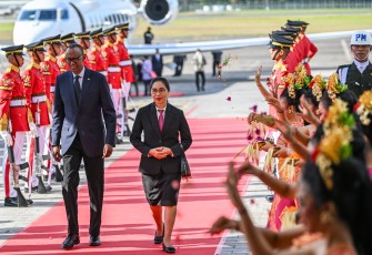 Presiden Rwanda Paul Kagame (kiri) didampingi Direktur Rumah Sakit Jiwa Provinsi Bali Ni Wayan Murdani (tengah) disambut dengan tarian khas Bali setibanya di Bandara Internasional I Gusti Ngurah Rai, Badung, Bali, Minggu (1/9/2024). Paul Kagame tiba untuk menghadiri High-Level Forum on Multi-Stakeholder Partnerships and Indonesia-Africa Forum II di Nusa Dua, Bali pada 1-3 September. Media Center IAF II-HLF MSP/Galih Pradipta/nym.