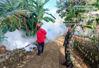 Babinsa Koramil 0801/11 Donorojo Bersama Dinkes Pacitan Lakukan Fogging